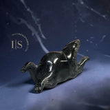 Ours couché de 10 cm par Tim Pee *Magic Carpet Ride*